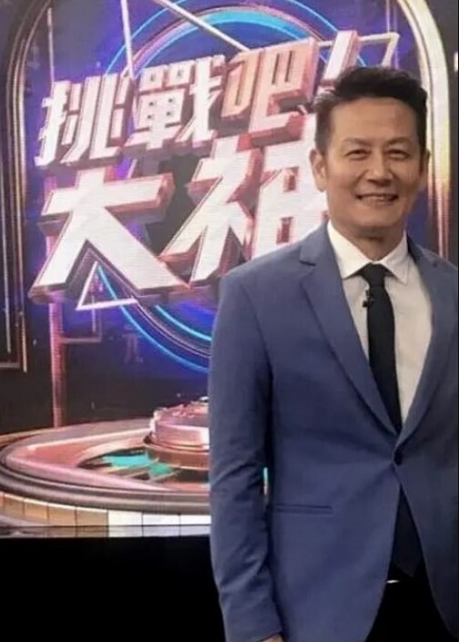 【首尔富豪圈-真实换妻】找单男群P娇妻，颜射口爆 - 无需等待海报